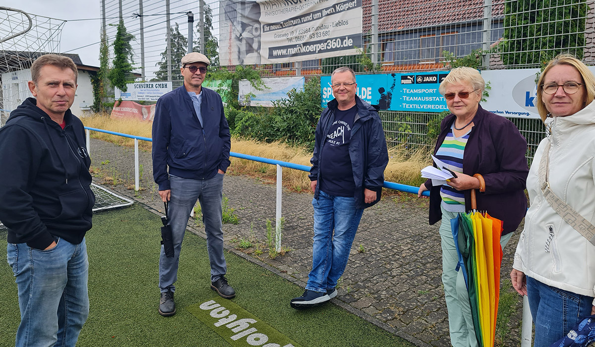 Machten sich ein Bild vom Altenhaßlauer Sportplatz: Erhard Hartmann, Detlev Roethlinger, Markus Luderer, Erika Becker, Annette Fehlhauer (v.l.)