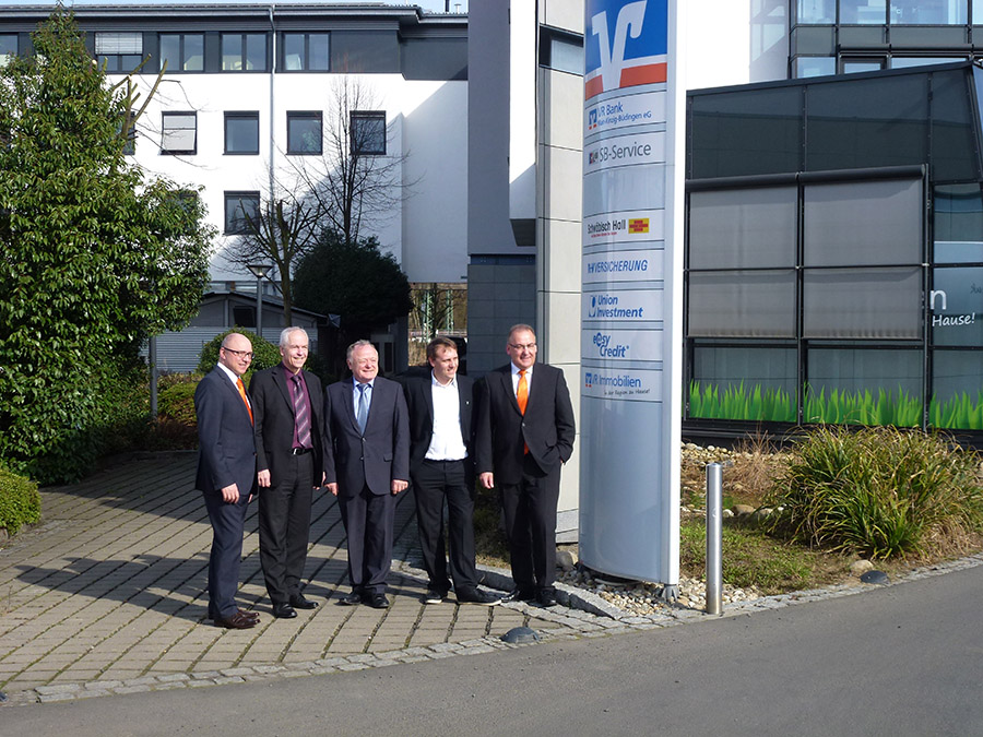 Einen optimistischen Blick in die Zukunft werfen Roland Trageser (Vorstand), Albert Ungermann (Bürgermeister), Michael Harth (Aufsichtsratsvorsitzender), Christoph Rack (Architekt) und Bernd Stöhr (Vorstand) im Hinblick auf den geplanten Ausbau des VR Bank Standorts in Altenhaßlau