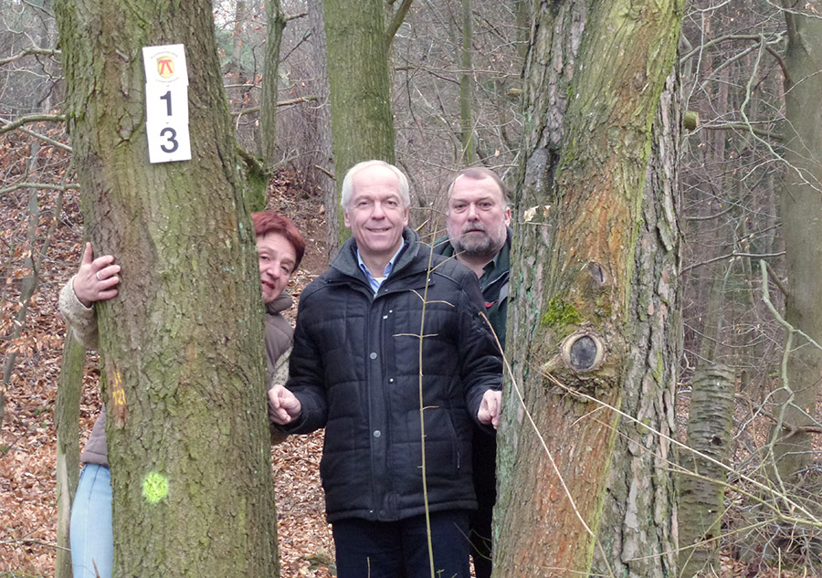 Bürgermeister Albert Ungermann mit Susanne Gries-Engel und Revierförster Ralf Deckenbach bei der Begehung des Gerichtswaldes