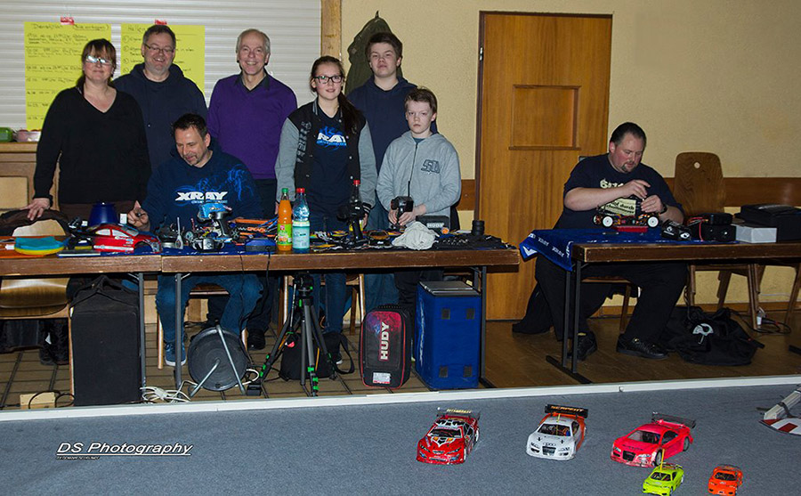 Bürgermeister Albert Ungermann beim MSV Linsengericht: Simone Wende, Karl-Friedrich Kaupert, Marcus Wende, Albert Ungermann, Vanessa Wende, Ruben Streb, David Streb und Jürgen Schulmeyer