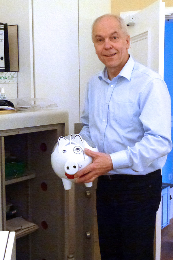 Albert Ungermann mit dem symbolischen Sparschwein der Gemeinde Linsengericht