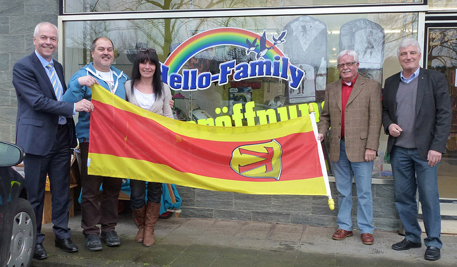Die Linsengerichter Fahne überreichten Linsengerichts Bürgermeister Albert Ungermann,  Bernd Gerold, Vorsitzender der Gemeindevertretung und Ortsvorsteher Arthur Fink nach ihrem Informationsbesuch den Inhabern von „Hello-Family“ Petra und Reinhard Wegmann in Eidengesäß.