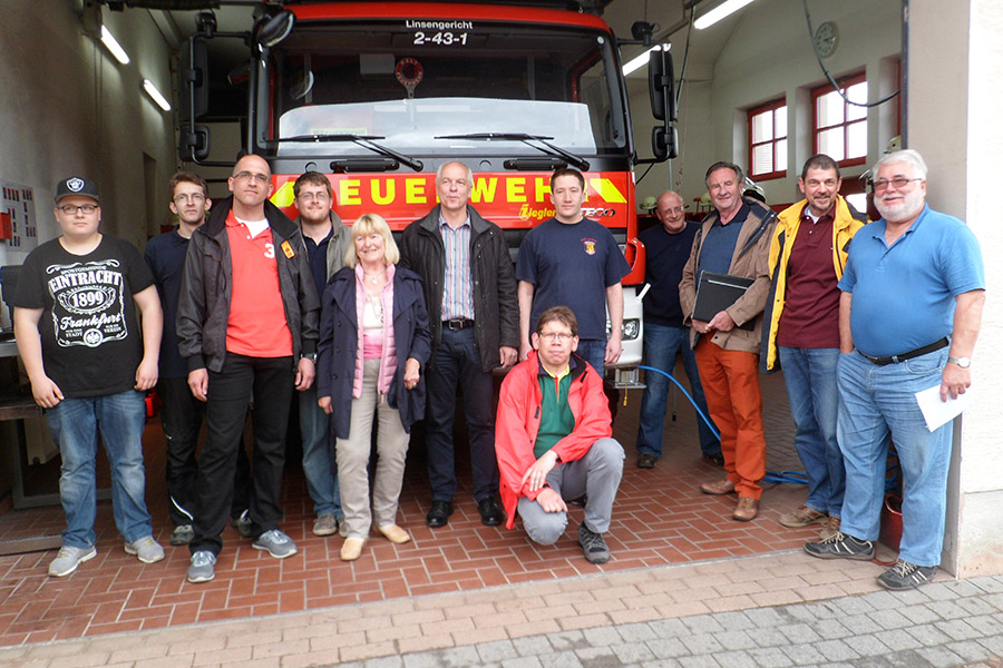 Bürgermeister Albert Ungermann, Mitglieder des Arbeitskreises Gemeindeentwicklung im SPD-Ortsverein Linsengericht und Aktive der FFW Eidengesäß vor dem 2014 in Betrieb genommenen Einsatzatzfahrzeug F 10, technisch hochwertig ausgestattet und stationiert in einer viel zu kleinen Fahrzeughalle Bürgermeister Albert Ungermann, Mitglieder des Arbeitskreises Gemeindeentwicklung im SPD-Ortsverein Linsengericht und Aktive der FFW Eidengesäß vor dem 2014 in Betrieb genommenen Einsatzatzfahrzeug F 10, technisch hochwertig ausgestattet und stationiert in einer viel zu kleinen Fahrzeughalle
