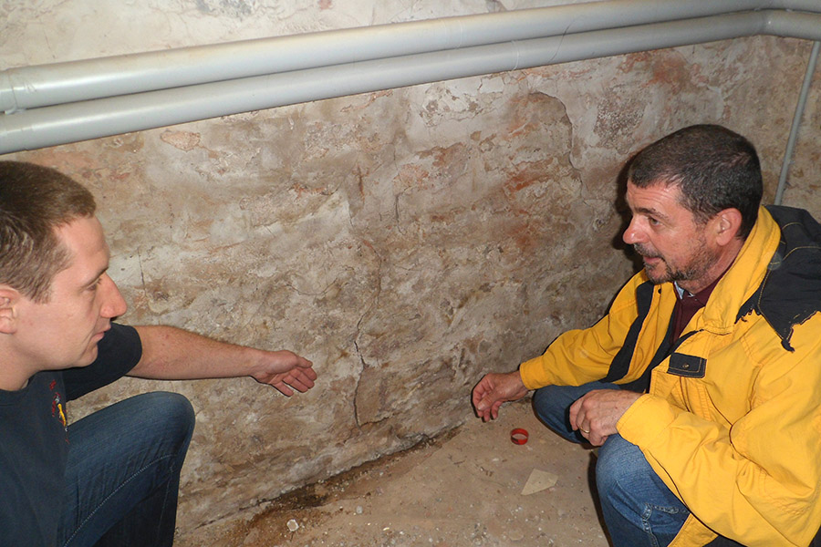 Sowohl im Außen- als auch im Innenbereich des Feuerwehrgerätehauses Eidengesäß sind bereits vor Jahren Setzrisse in den Wänden festgestellt worden. Die Ursachen sollen nun untersucht werden