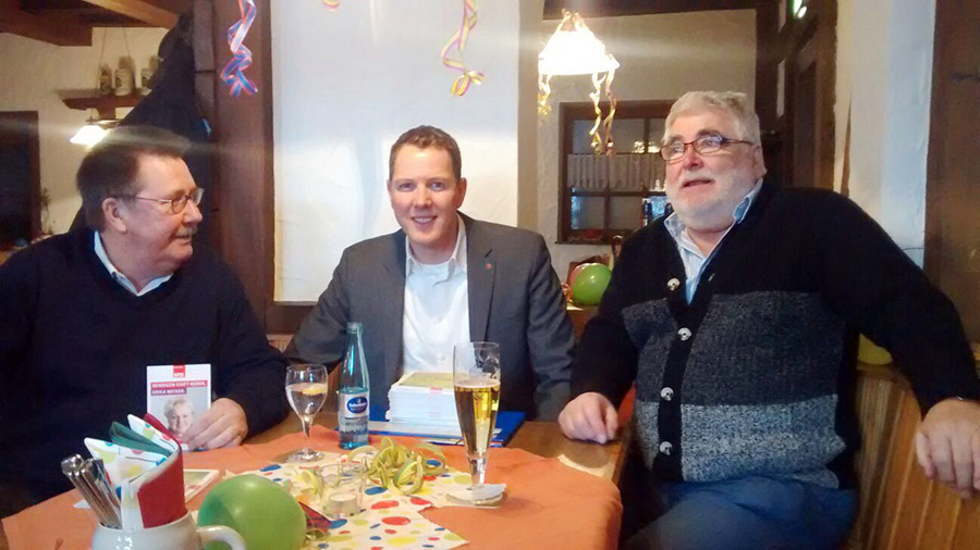 Christoph Degen, SPD-Landtagsabgeordneter und –Unterbezirksvorsitzender im Main-Kinzig-Kreis (Mitte) freute sich über die diskussionsfreudigen Mitglieder der AG 60plus im SPD-Ortsverein Linsengericht. Hier im Gespräch mit Helmut Bluhm (links), Erster Beigeordneter der Gemeinde und Hans Jürgen Wolfenstädter, SPD-Ortsvereinsvorsitzender. Christoph Degen, SPD-Landtagsabgeordneter und –Unterbezirksvorsitzender im Main-Kinzig-Kreis (Mitte) freute sich über die diskussionsfreudigen Mitglieder der AG 60plus im SPD-Ortsverein Linsengericht. Hier im Gespräch mit Helmut Bluhm (links), Erster Beigeordneter der Gemeinde und Hans Jürgen Wolfenstädter, SPD-Ortsvereinsvorsitzender.