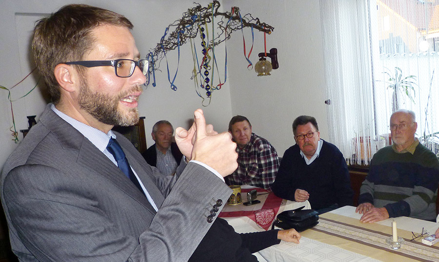 In einem engagierten Vortrag stellte SPD-Landratskandidat Thorsten Stolz den Linsengerichter SPD-Seniorinnen und –Senioren Grundlagen und politische Ziele seiner künftigen Arbeit als Lansrat des Main-Kinzig-Kreises vor.