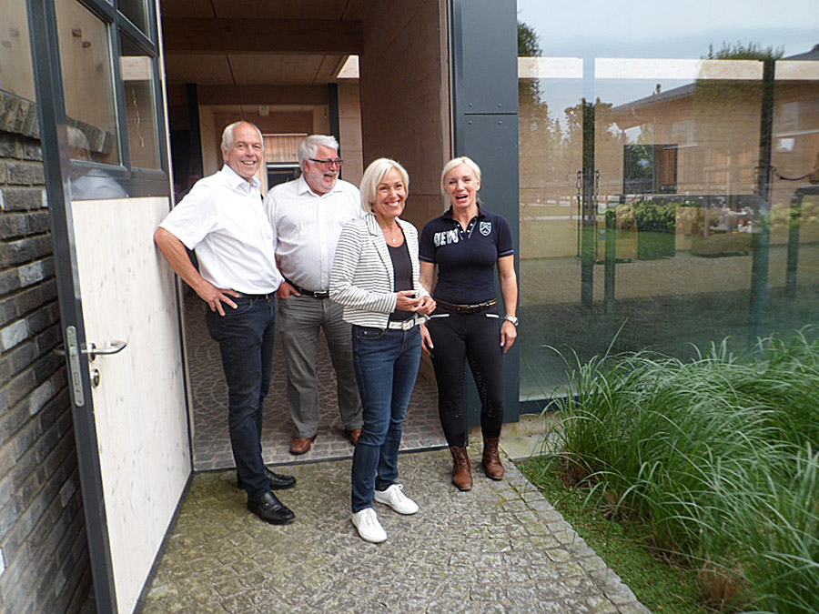 Bundestagsabgeordnete Bettina Müller mit Peggy Müller vom Reitsportzentrum Spessart, Linsengerichts Bürgermeister Albert Ungermann und SPD-Ortsvereinsmitglied Hans Jürgen Wolfenstädter
