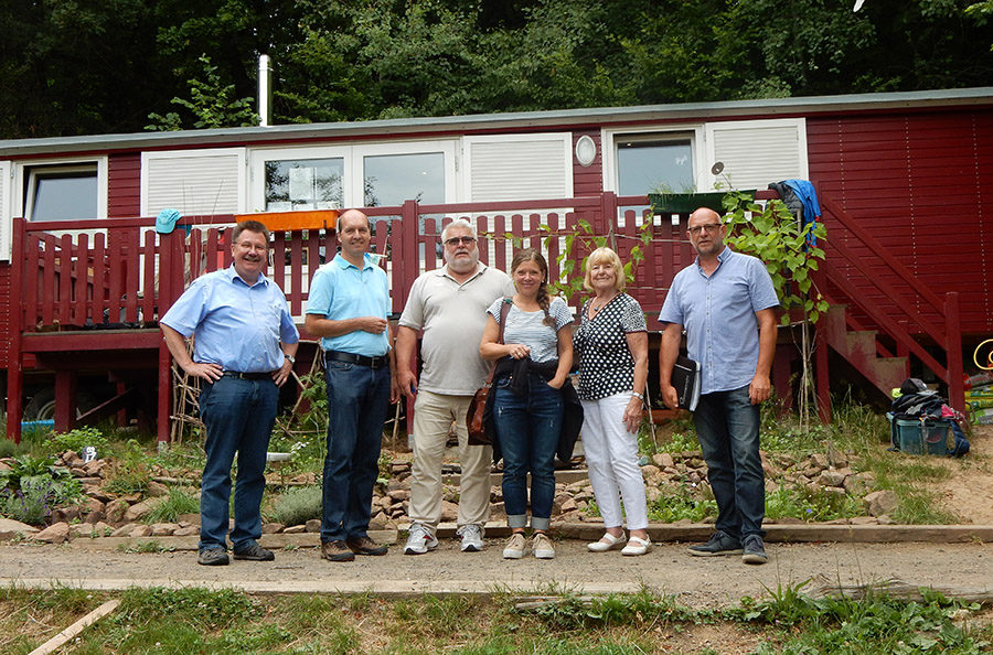 Sehr großes Interesse zeigten SPD-Mitglieder aus Linsengericht am Konzept des Waldkindergartens Gelnhausen. Von links nach rechts: Helmut Bluhm, Erster Beigeordneter Linsengerichts, Detlev Roethlinger und Hans Jürgen Wolfenstädter vom Vorstand des SPD-Ortvereins, Berit Zeber, Initiatorin und Leiterin des Waldkindergartens Gelnhausen, Christa Gößler, Vorstandsmitglied des SPD-Ortsvereins Linsengericht und Michael Bollmann, Vorsitzender des Gemeindeparlaments