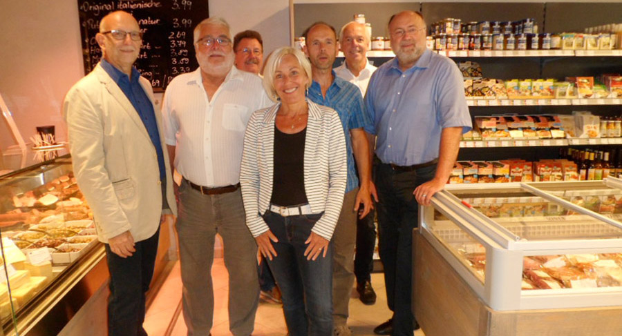 Zufallsbegegnung im „Paradieschen“: Während ihres Rundgangs durchs „Paradieschen“ trafen Bettina Müller und ihre Begleiter auf Kreisbeigeordneten Matthias Zach 2017 bettina mueller paradieschen