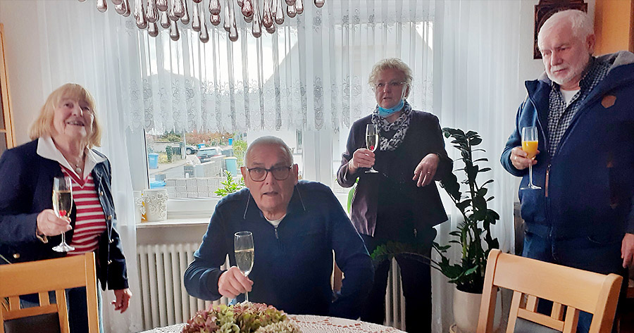 Der Vorstand der Arbeitsgemeinschaft SPD-Linsengericht 60plus, Christa Gössler, Erika Becker, Georg Hörter, gratuliert herzlich mit Blumen und einer Flasche Wein der Marke „Der Rote, der glücklich macht“! 2020 hans gass 80