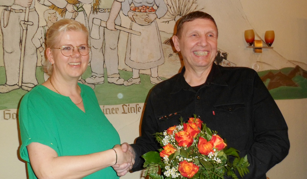 „Auf gute Zusammenarbeit“: Blumen für die neugewählte Linsengerichter SPD-Ortsvereinsvorsitzende Karin Eichhorn von ihrem Stellvertreter Bernd Klippel, der einstimmig wiedergewählt wurde. 2023 spd linsengericht mitgliedersammlung eichhorn klippel