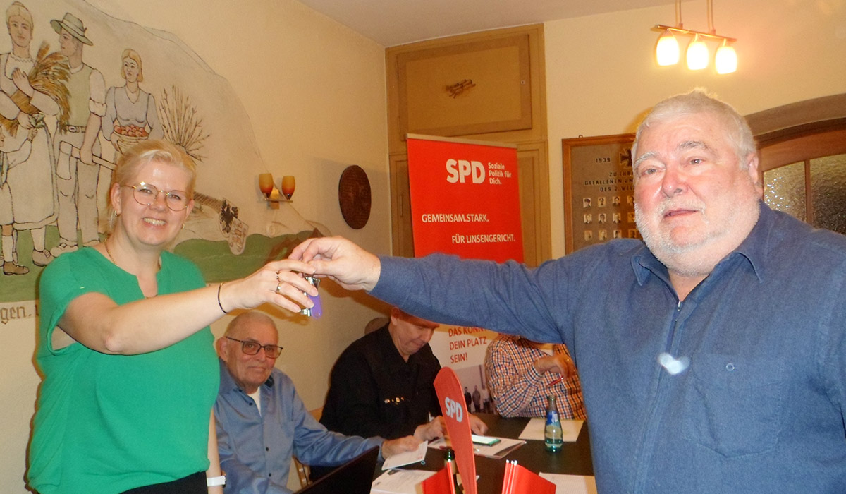 Mit der offiziellen Schlüsselübergabe gratuliert der langjährige Linsengerichter Ortsvereinsvorsitzende seiner Nachfolgerin Karin Eichhorn aus Eidengesäß. 2023 spd linsengericht mitgliedersammlung schluesseluebergabe