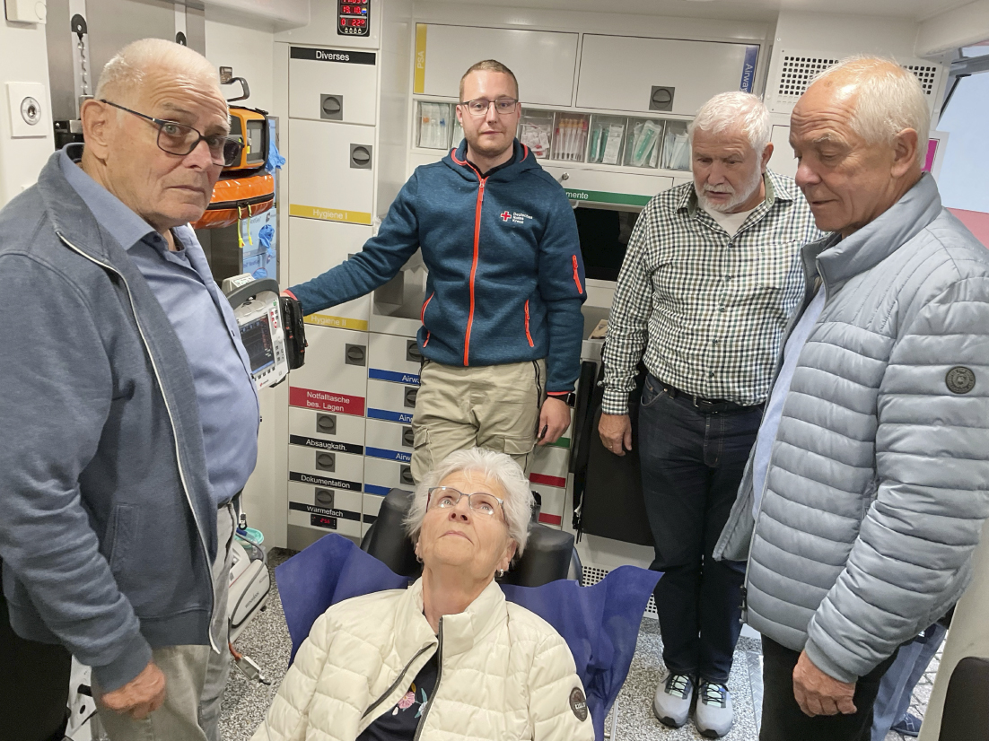 Patientin im Rettungswagen (Bild: Erika Becker) 2023 vortrag AG60plus rettungswagen