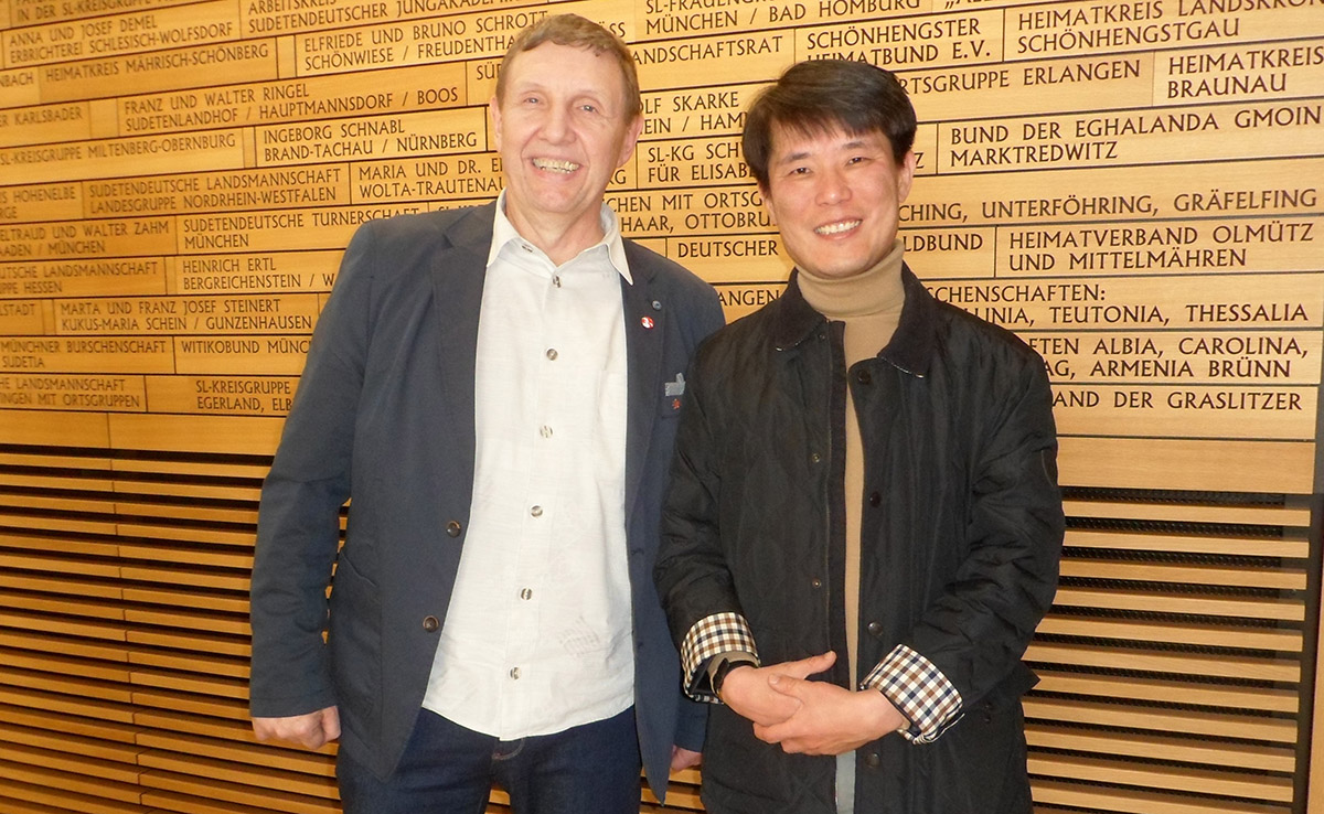 Bernd Klippel aus Linsengericht,  gewähltes Mitglied der Bundesversammlung der Sudetendeutschen Landsmannschaft, Kreis-Obmann für den Altkreis Gelnhausen sowie aktives Mitglied in der Seliger-Gemeinde und Suhyun, ehemaliger Offizier der südkoreanischen Armee beim herzlichen Wiedersehen in München.