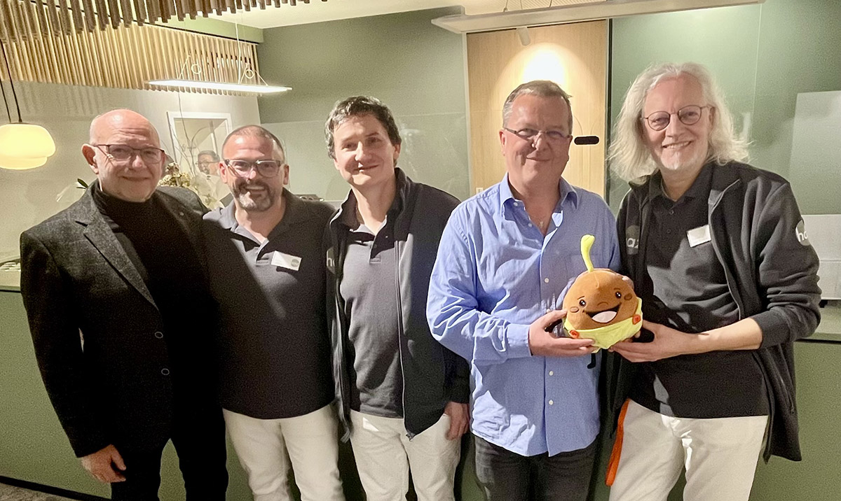 Ein Linsi-Maskottchen zur Eröffnung: Michael Bollmann, Dr. Adam, Herr Fuchs (Arzt), Markus Luderer und Dr. von Gazali 2026 SPD gratuliert zur Eröffnung des Hausarztzentrums